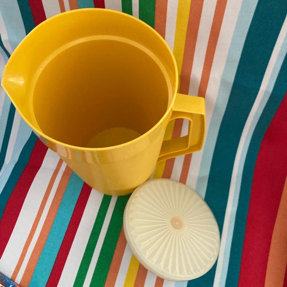 Vintage Tupperware Yellow Pitcher EUC retro pitcher Tupperware 2 Quart excellent - Picture 9 of 13